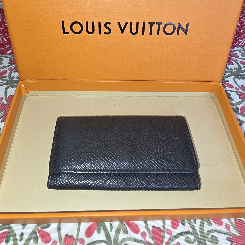 Pre-loved Black Louis Vuitton Taiga Multicles 4 Ring Key Holder - Picture 2 of 9